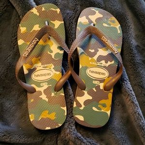 Men's Havaianas camo flip flops